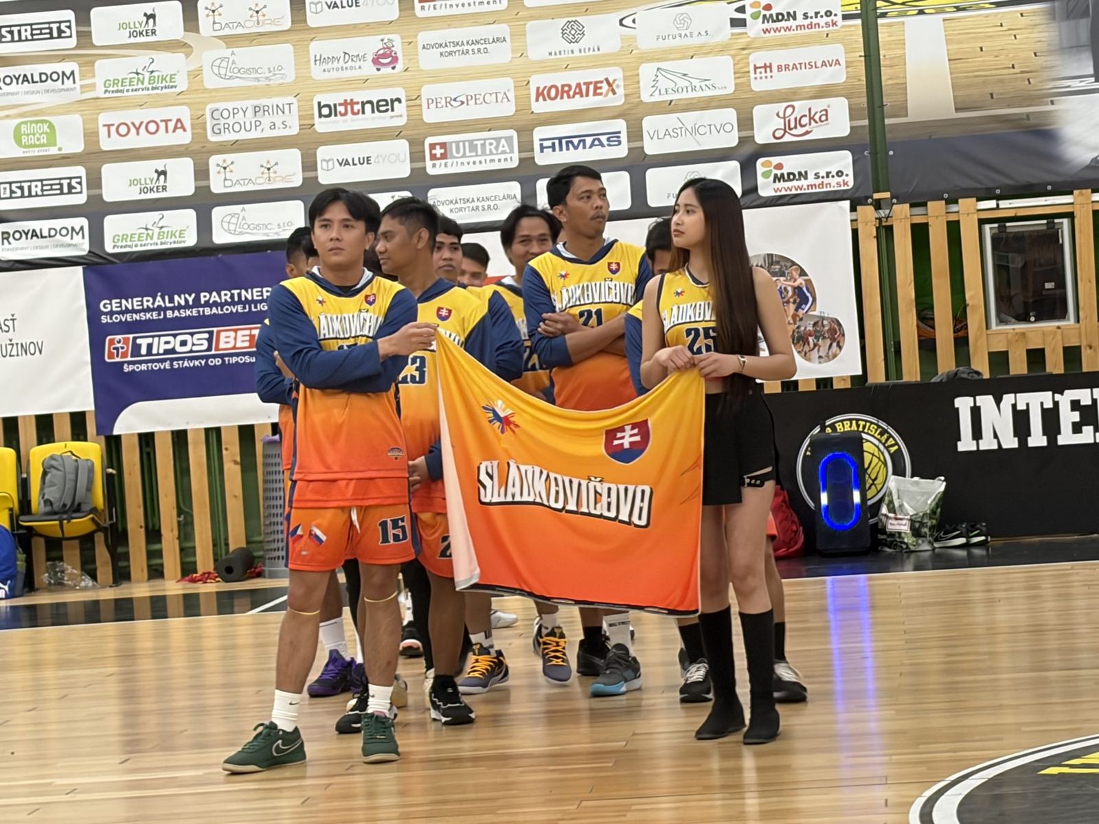 Filipínski pracovníci na basketbalovom turnaji v Bratislave